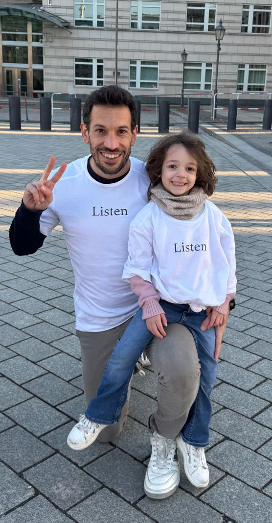Padre e figlia con maglia Listen Silence Run