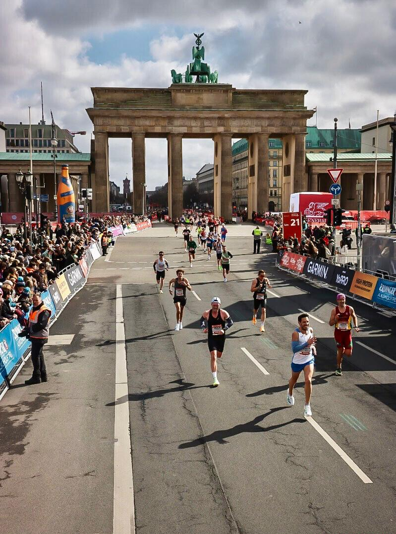 Arrivo gara podistica Porta di Brandeburgo Berlino runners