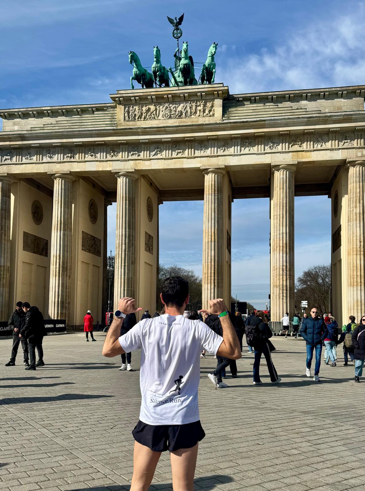 Maglia Silence Run davanti alla Porta di Brandeburgo Berlino