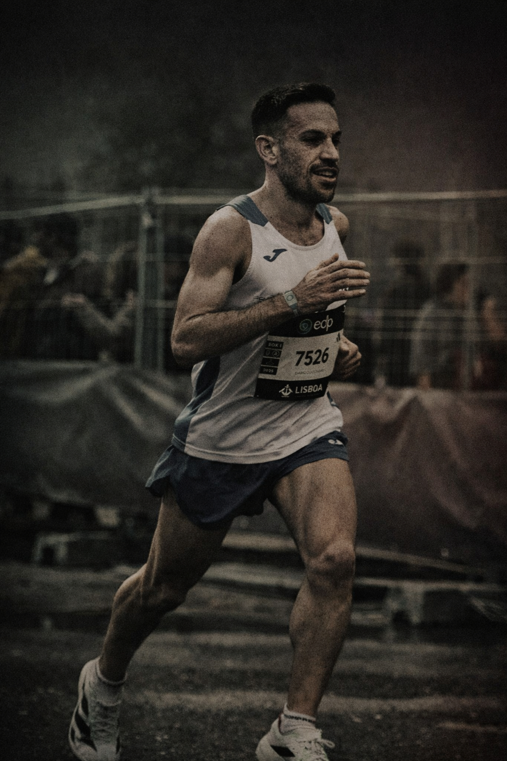 Vista panoramica di un runner su una strada durante una gara
