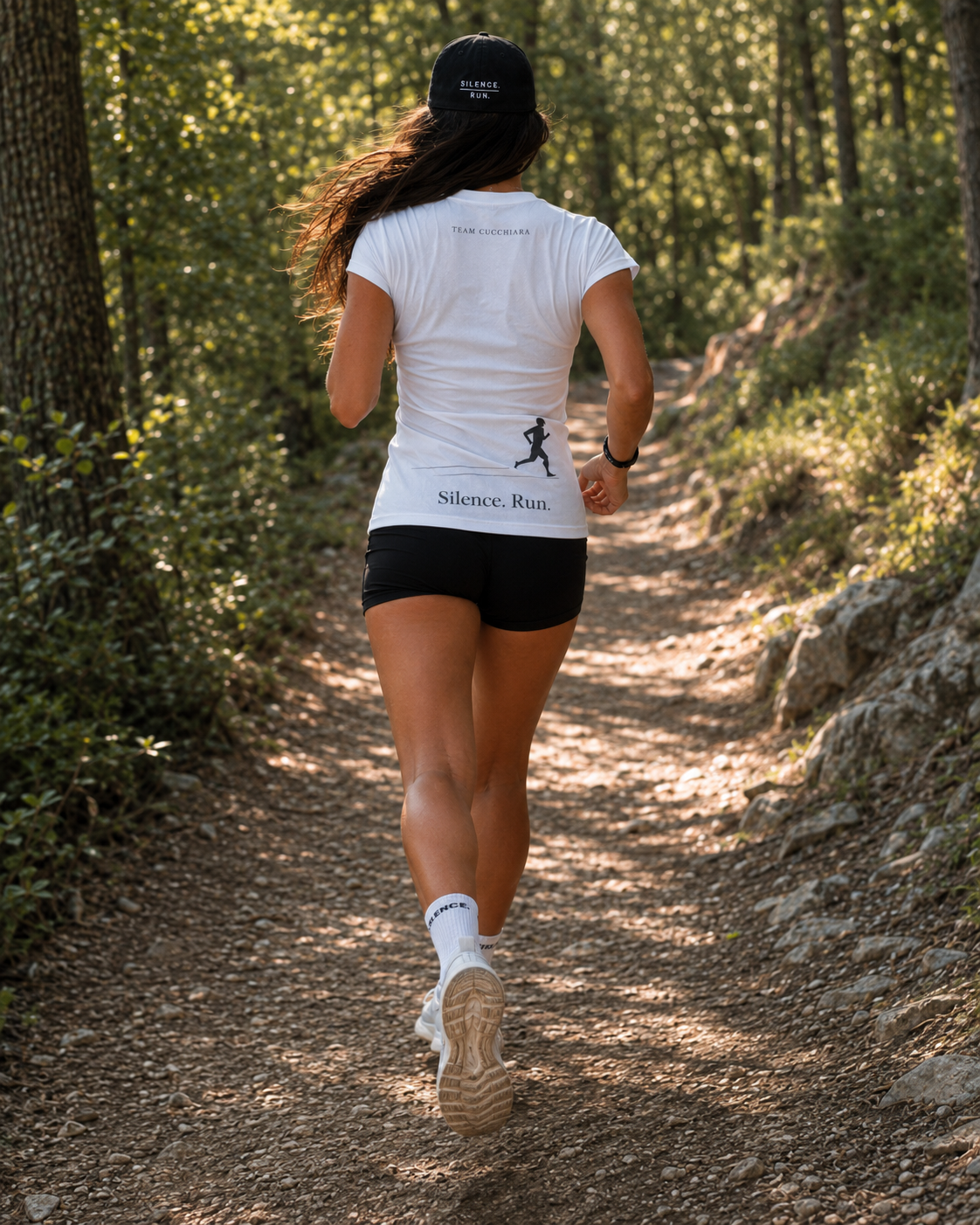 Maglia Silence Run retro in movimento nel bosco
